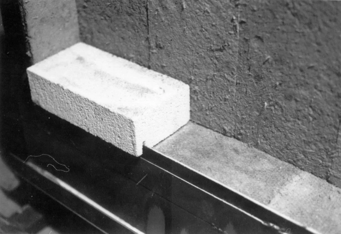 Lindoe gas kiln - Inside view of slotted brick
