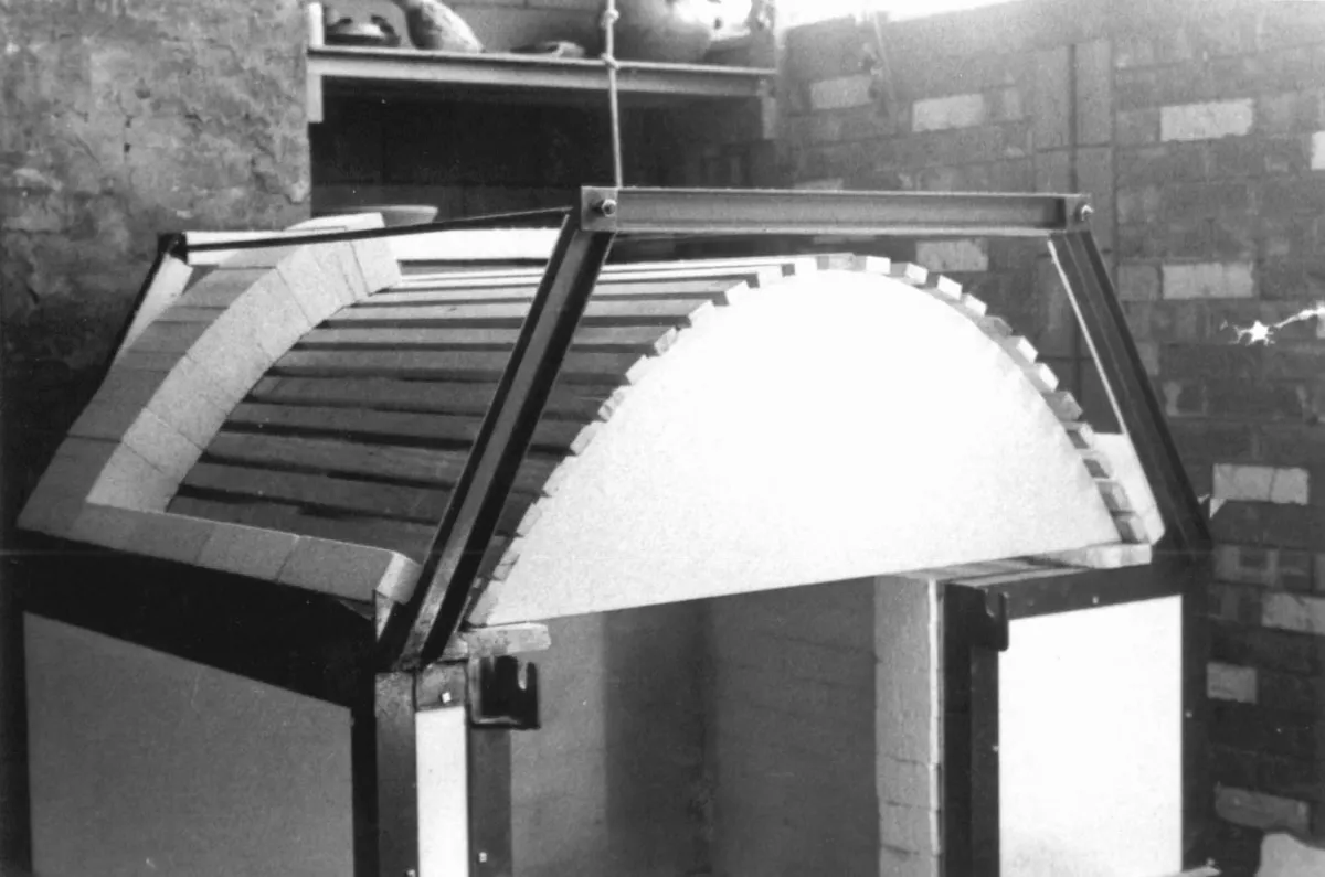 Lindoe gas kiln - First roof bricks in place