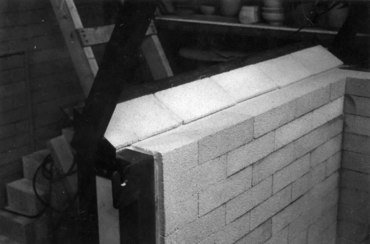 Lindoe gas kiln - Top of wall, ready for roof