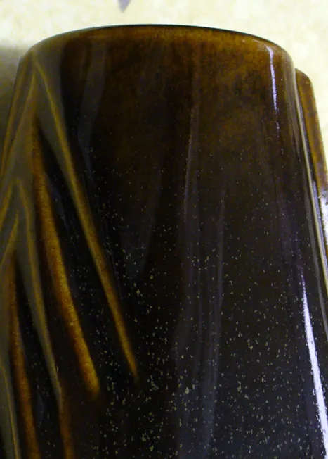 Tiny iron silicate crystals often grow in tenmoku glazes