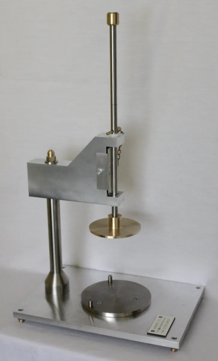 A plasticity testing device, a weighted plate falls and deforms a plastic specimen