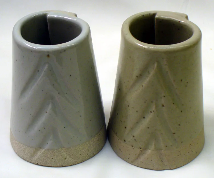 G1947U transparent glaze (left) vs. Ravenscrag Slip at cone 10R