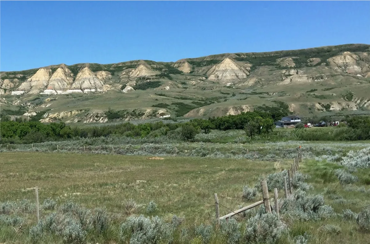 View of Whitemud layers between Ravenscrag and Eastend, Sask.
